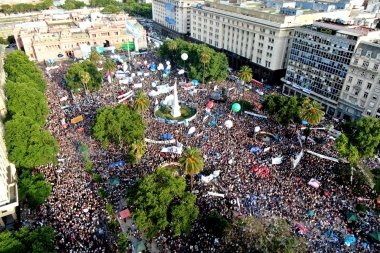 Una gran multitud rebalsó la Plaza de Mayo para celebrar la asunción de Alberto Fernández y Cristina
