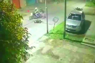 Motochorros en Avellaneda: persiguieron y empujaron a delivery que perdió el control del rodado y chocó con un poste