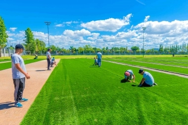 Andreotti supervisó las obras de la nueva cancha sintética en el Polideportivo N°2 de San Fernando