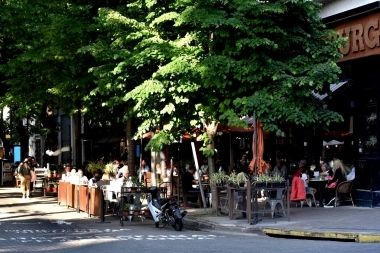 La Municipalidad de La Plata y gastronómicos acordaron mantener los decks en la calle