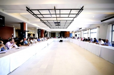 Uno por uno: quiénes conforman la legión de intendentes que bancaron a Kicillof en la cumbre de Villa Gesell