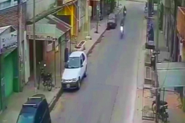 Motochorros en Merlo: en dos ataques, dispararon a un joven por un celular y robaron una moto