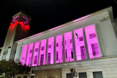 25 de Mayo iluminó sus edificios de color rosa por la lucha contra el cáncer de mama
