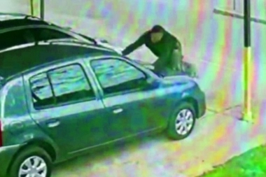 Locura total: necesitó veinte segundos y un objeto contundente para arruinar vehículos que estaban a la venta