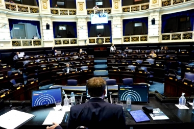 Por un instante, Néstor Kirchner rompió con la grieta en la Legislatura bonaerense