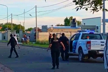 Violencia en el fútbol: una pelea interna de barras, acabo con botellazos y piedrazos contra la policía