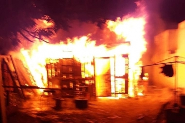 Feroz incendio en Ringuelet: se salvaron gracias a los vecinos