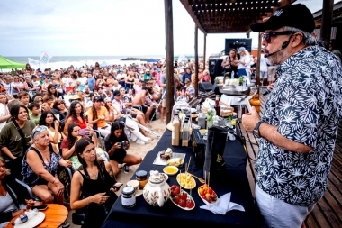 Visita de lujo: Donato de Santis degustó sabores de Mar Chiquita y cocinó en la playa ante una multitud