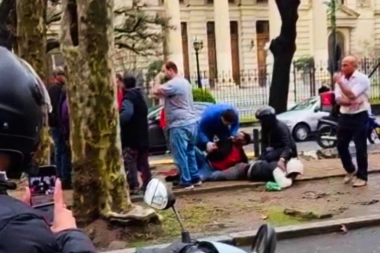 Conmoción en el microcentro de La Plata: habrían intentado robar a un delivery y los testigos casi los linchan