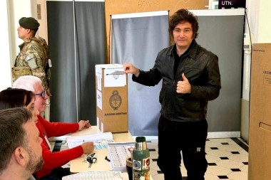 En la misma sintonía que Espert y Alberto Fernández, Milei votó y se fue sin dar declaraciones