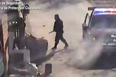 Video: amenazó con incendiar la casa de su familia y lo detuvieron cuando intentaba huir
