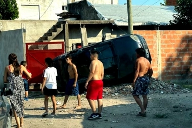 La gira terminó mal: volvían de una fiesta, chocaron y volcaron perseguidos por la policía