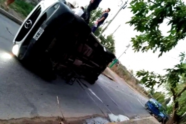 Terrible choque: utilitario impactó y volcó a camioneta antes de frenar contra un árbol