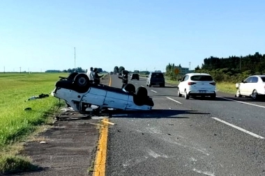 Choque en la Ruta 2: un auto terminó volcado a pocos kilómetros de llegar a Mar del Plata