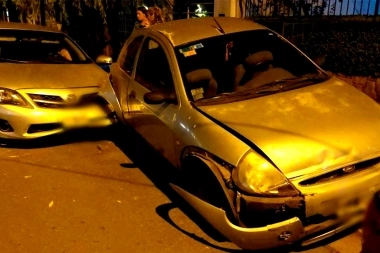 Mujer sin registro y en auto robado: destrozó a otros dos que estaban estacionados