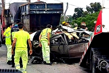 Mortal accidente en la autopista Buenos Aires-La Plata: se metió debajo de un camión