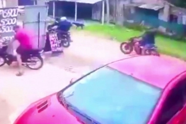 Inseguridad en Merlo: conductor abandonó el vehículo y se entregó a una banda de motochorros