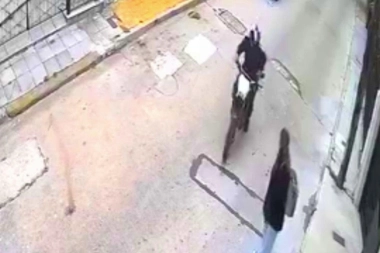 Conurbano descontrolado: un rastrero en moto asaltó a una adolescente cuando salió del colegio