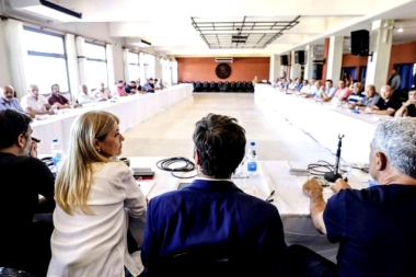 Con lapicera en mano y fecha límite, Kicillof apuró a sus intendentes para presentar posibles candidatos