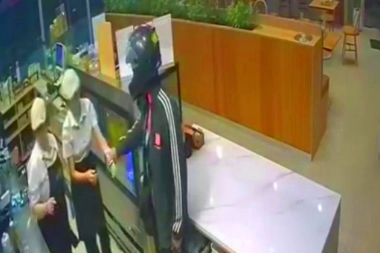 Inseguridad en La Plata: a mano armada, un menor y el cómplice robaron dos cafeterías en Gonnet
