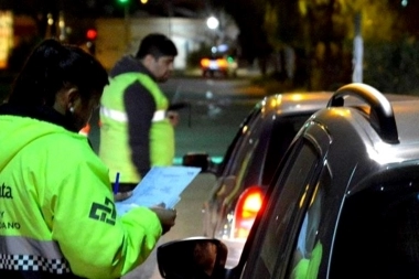 La novedosa campaña platense para controlar los festejos: ‘Si te invitan pedí el VAR’