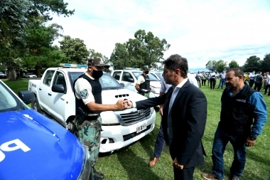 En Ayacucho, Kicillof entregó nuevos patrulleros para la Policía Rural