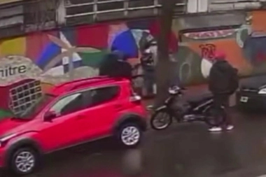 Motochorros emboscaron y les robaron a adolescentes que salieron del colegio
