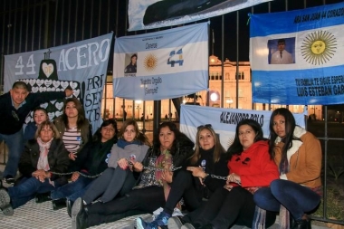 Familiares de los 44 tripulantes del ARA San Juan se encadenaron a Plaza de Mayo