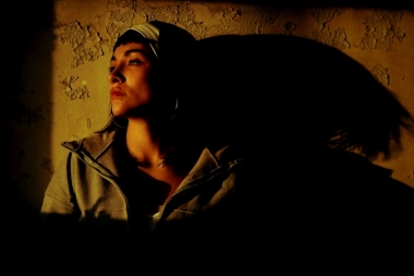 Con temática carcelera: María Becerra publicó el video oficial de “7 Vidas”, cortina musical de “En el Barro”