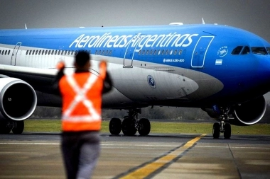 Una senadora pide que Kicillof deje de utilizar Aerolíneas Argentinas para “controlar gastos”