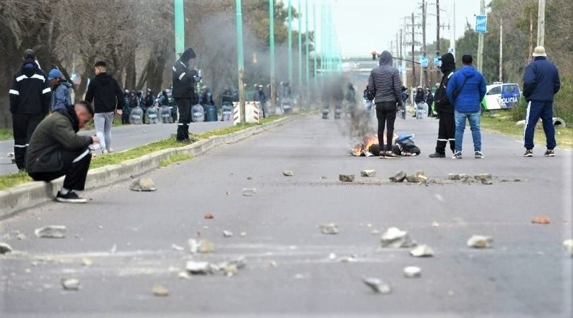 Mirá los videos: nuevos enfrentamientos entre la Uocra y la policía en YPF de Enseada