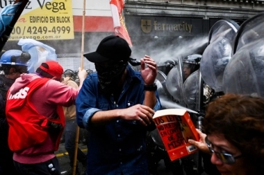 Represión, protesta y tensión en el Congreso mientras se debate la Ley Bases