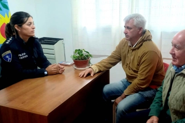 Para aceitar el diálogo, el Secretario de Seguridad de Saladillo se reunió con la Oficial Principal Vanesa Romero