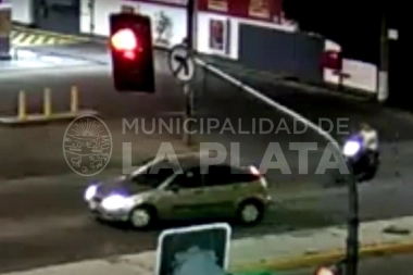 Video: automovilista hizo una mala maniobra y chocó a un motociclista