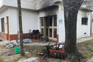 Horror en La Plata: un hombre murió en un incendio y un policía salió herido