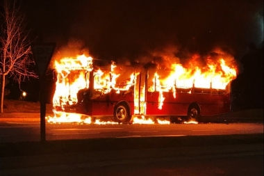 Podría haber sido una tragedia: se incendió un micro con jugadores de rugby en Nordelta