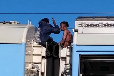 Electrocutados en el Tren Roca: dos jóvenes recibieron descarga por ir en el techo y uno está grave