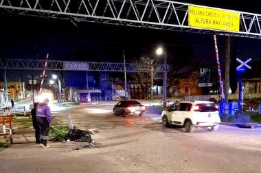 Milagro en Quilmes: motoquero cruzó con las barreras bajas, el tren lo arrolló y sobrevivió