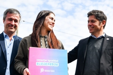Kicillof entregó viviendas y notebooks en Lobería: “Se trata de garantizar igualdad de oportunidades”