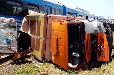 Pasó con la barrera baja: un camión y el Tren Sarmiento chocaron en la estación de Haedo