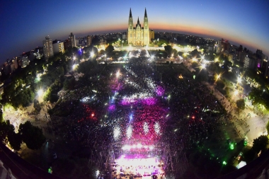 Al ritmo de Estelares y Los Totora, miles de platenses festejaron el 137 aniversario de la ciudad