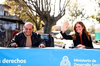 Tolosa Paz visitó un municipio afín a Kicillof y volvió a pujar por unas PASO en el oficialismo