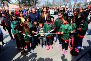 Tolosa Paz visitó Esteban Echeverría e inauguró un playón deportivo junto a Gray