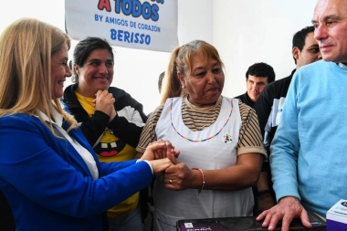 Campaña en la Tercera Sección: Magario visitó Berisso y dio sus fundamentos para votar en contra de Milei