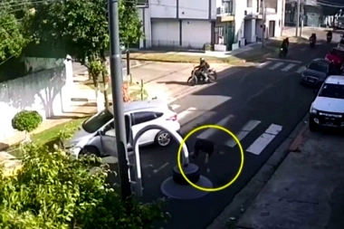 Robo en manada: siete hombres en cuatro motos realizaron un impresionante asalto