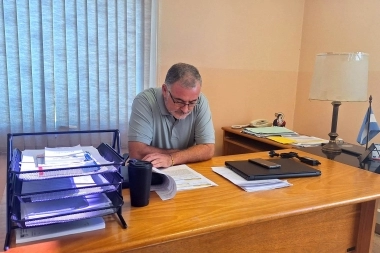 Alcalde bonaerense cumplió con lo prometido e instaló su oficina en un hospital municipal
