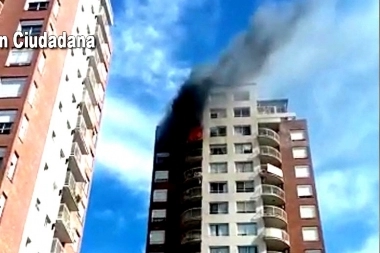 Incendio en Tigre: un adolescente se descolgó del balcón para huir del fuego