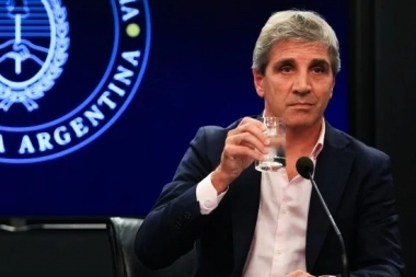Un intendente bonaerense trató de “versero” a Caputo por el aumento de las prepagas