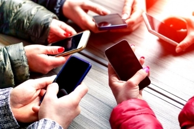 Con un duro impacto en la salud, la Defensoría bonaerense alertó sobre el uso problemático del celular