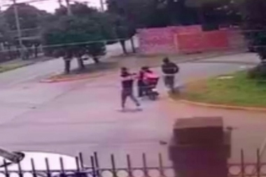 Le robaron la moto armados con un cuchillo y la intentó recuperar con cascotazos